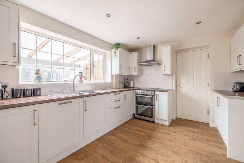 3-Bed Family Home With Parking & Large Garden Windsor Exterior foto