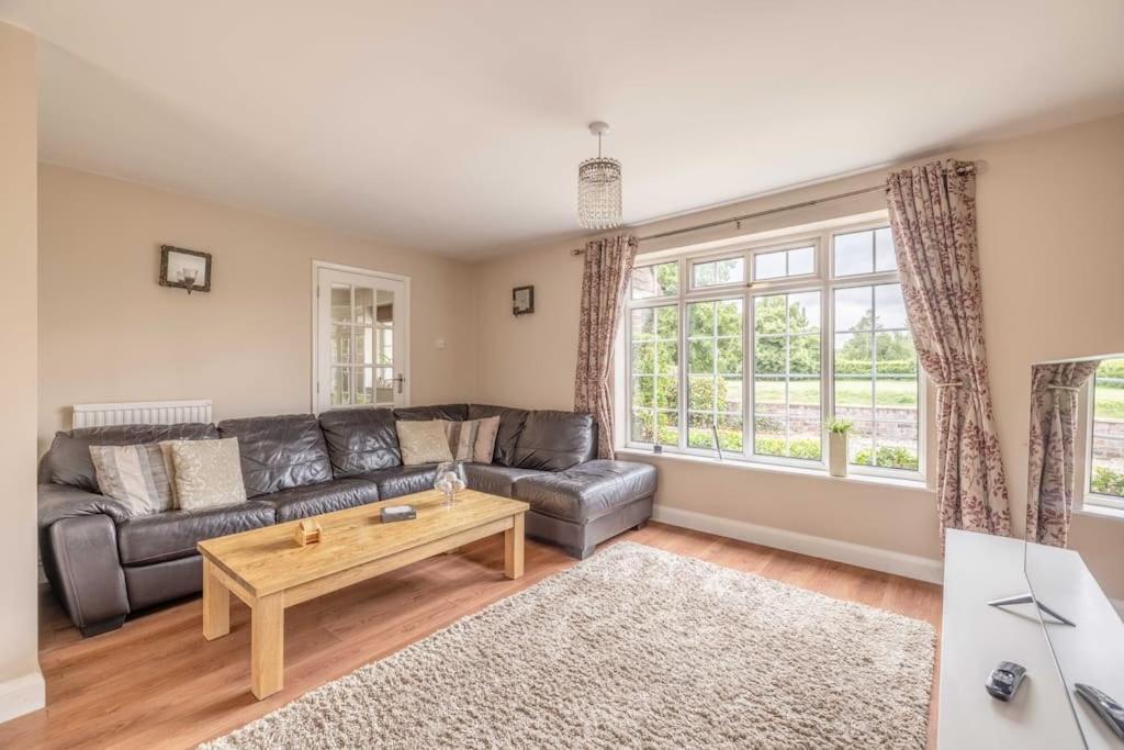 3-Bed Family Home With Parking & Large Garden Windsor Exterior foto